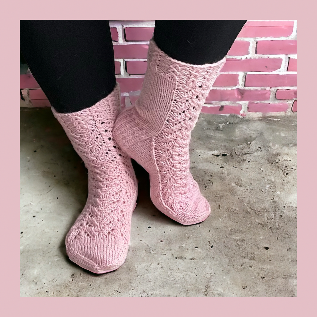 Neulotut Rose pitsi ja palmikkosukat. Neuleohje saatavilla NordicKitty verkkokaupasta.