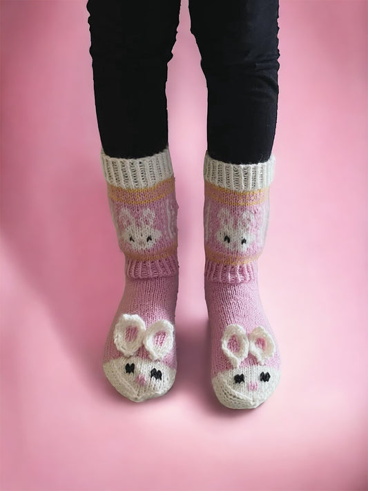 Lasten Bunnies pupuvillasukat korvilla. Neuleohje saatavilla NordicKitty verkkokaupasta.