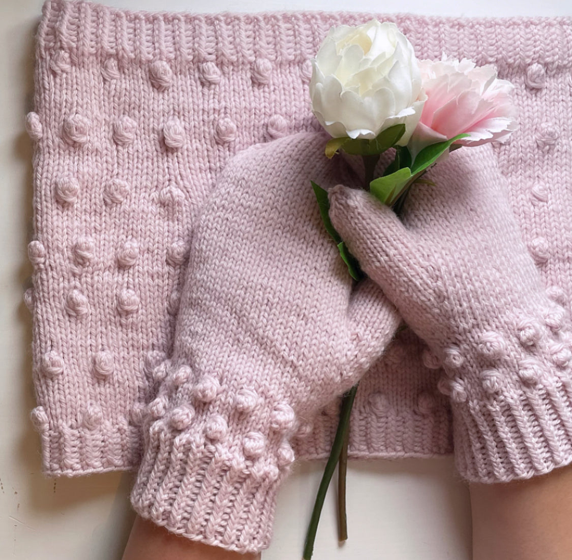 Adalmina lapaset. Varressa neulottuja nyppyjä.