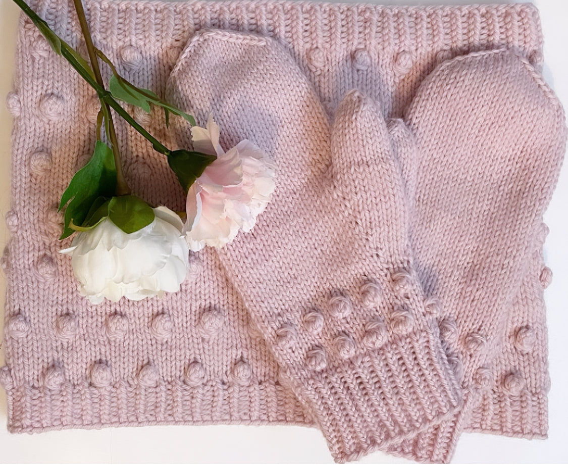 Adalmina lapaset. Varressa neulottuja nyppyjä.