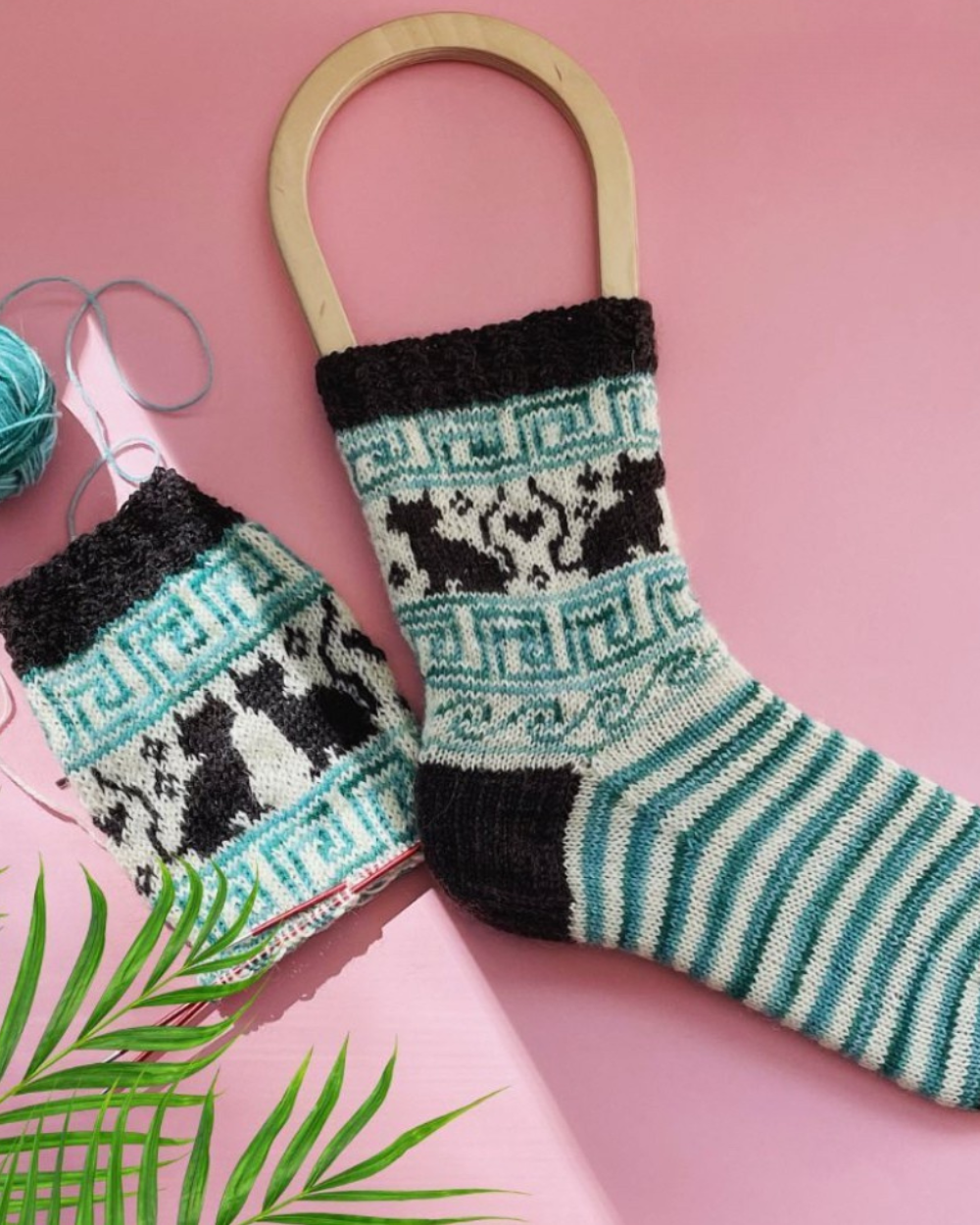 Kyproksen kissat -kirjoneulevillasukat. Neuleohje saatavilla NordicKitty verkkokaupassa.