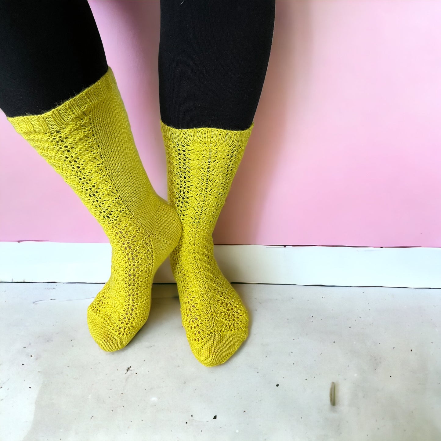 Pitkät Bella-pitsivillasukat. Neuleohje.