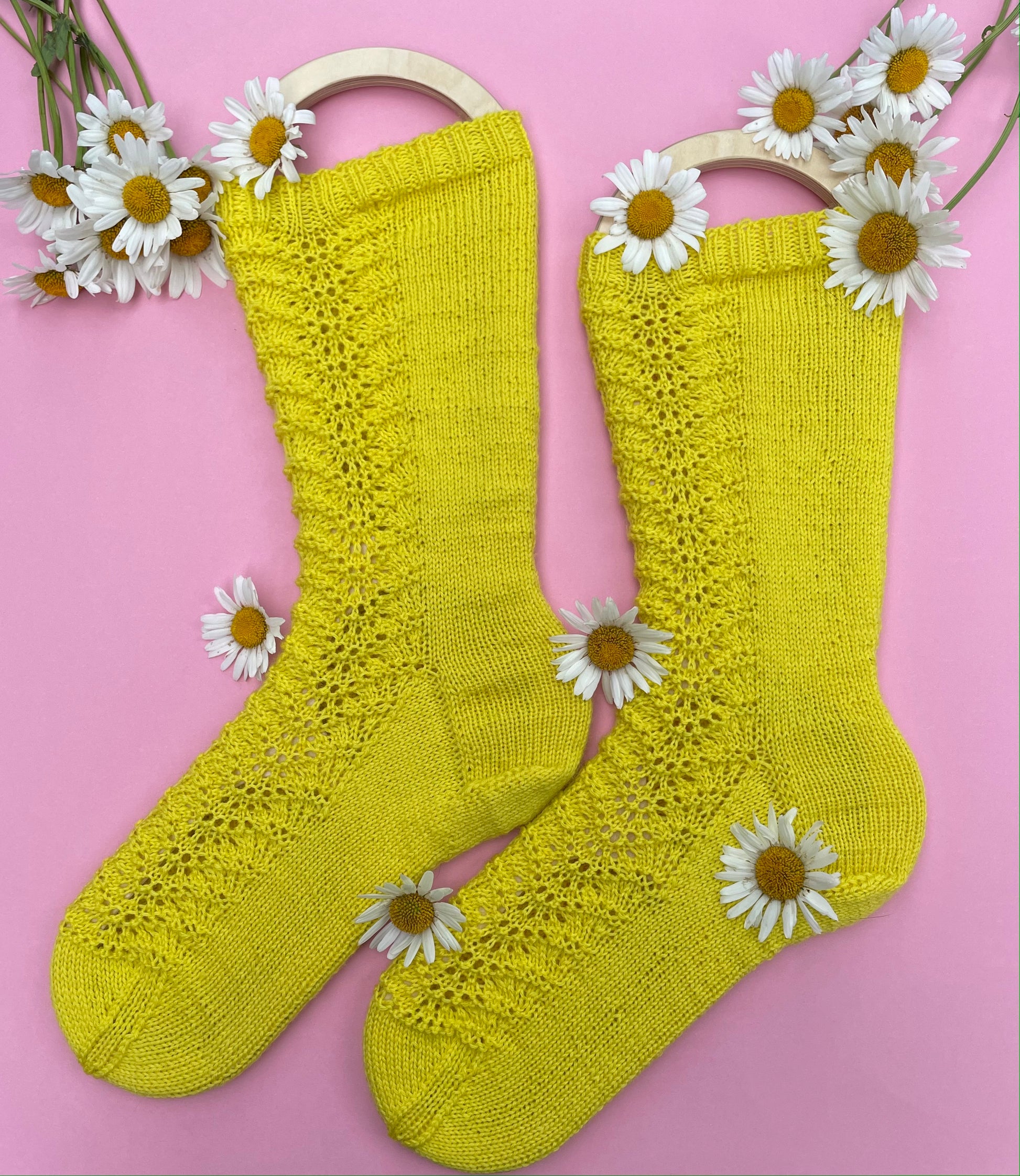 Pitkät Bella-pitsivillasukat. Neuleohje.