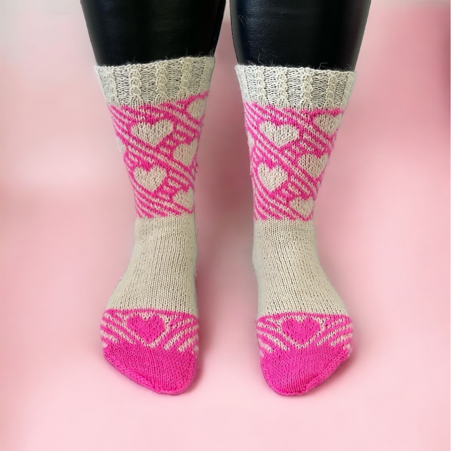 Rakkkaudella kirjoneulesukat. Villasukissa sydänkuvio. Neuleohje saatavilla NordicKitty verkkokaupasta.