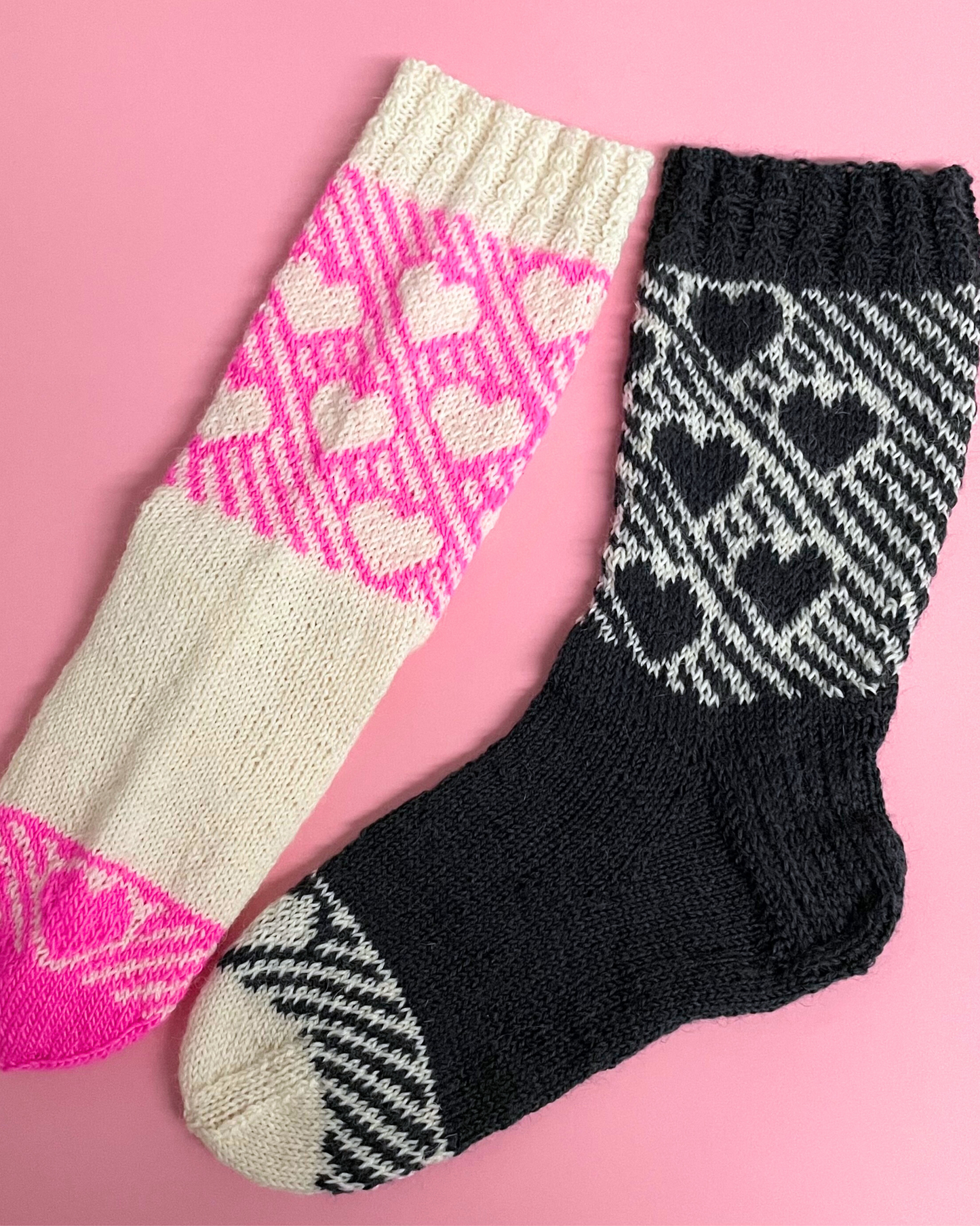 Rakkkaudella kirjoneulesukat. Villasukissa sydänkuvio. Neuleohje saatavilla NordicKitty verkkokaupasta.