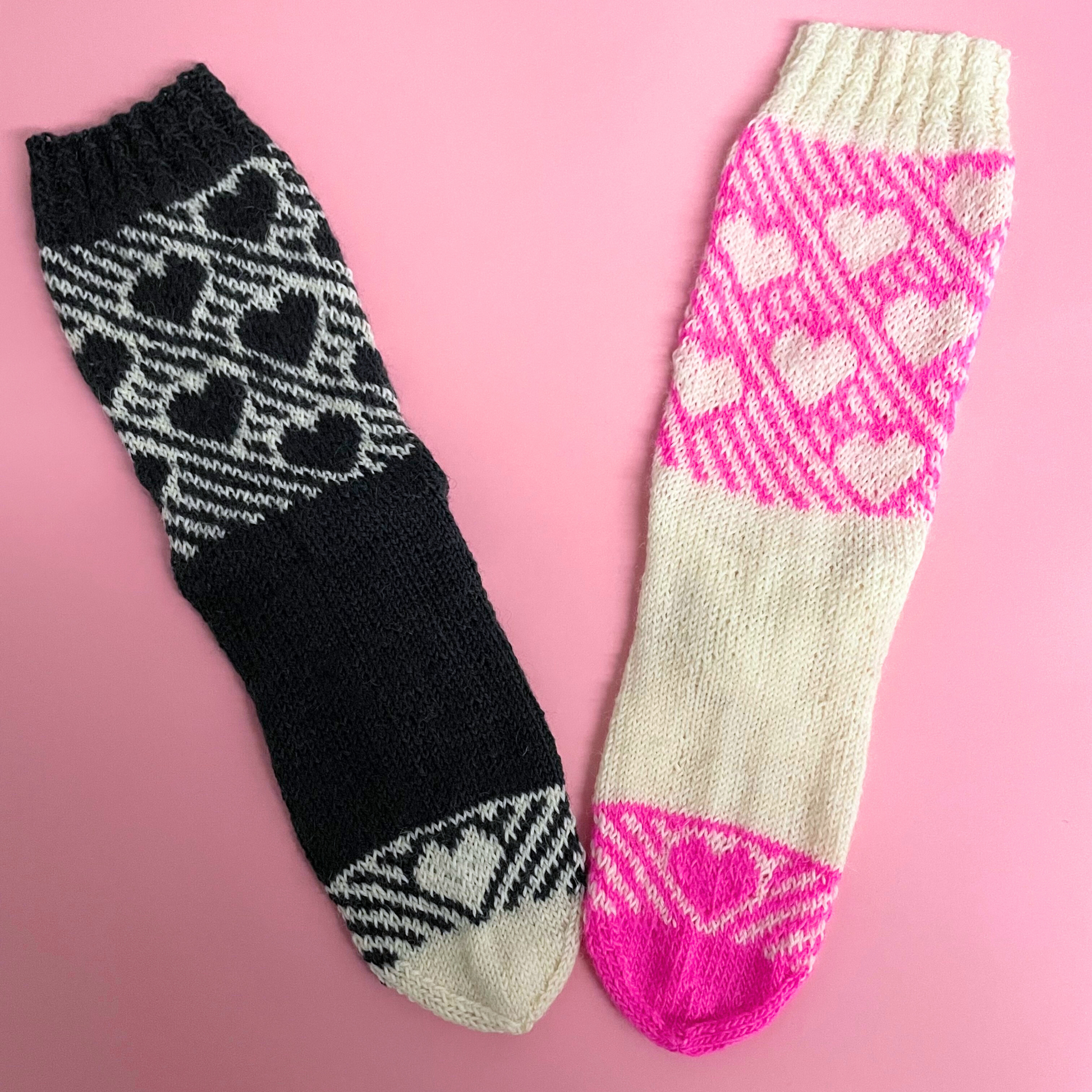 Rakkkaudella kirjoneulesukat. Villasukissa sydänkuvio. Neuleohje saatavilla NordicKitty verkkokaupasta.