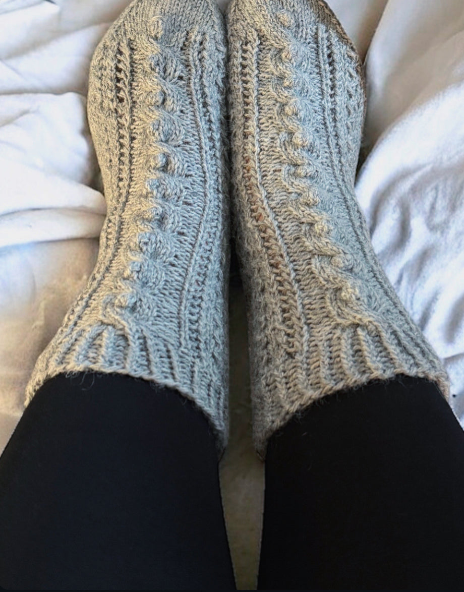 Talvipäivä villasukat. Pitsiä, palmikkoa ja nyppyjä. Neuleohje saatavilla NordicKitty verkkokaupasta.