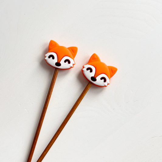 Oranssit kettu puikkostopparit. Auttavat pitämään silmukat puikoilla.