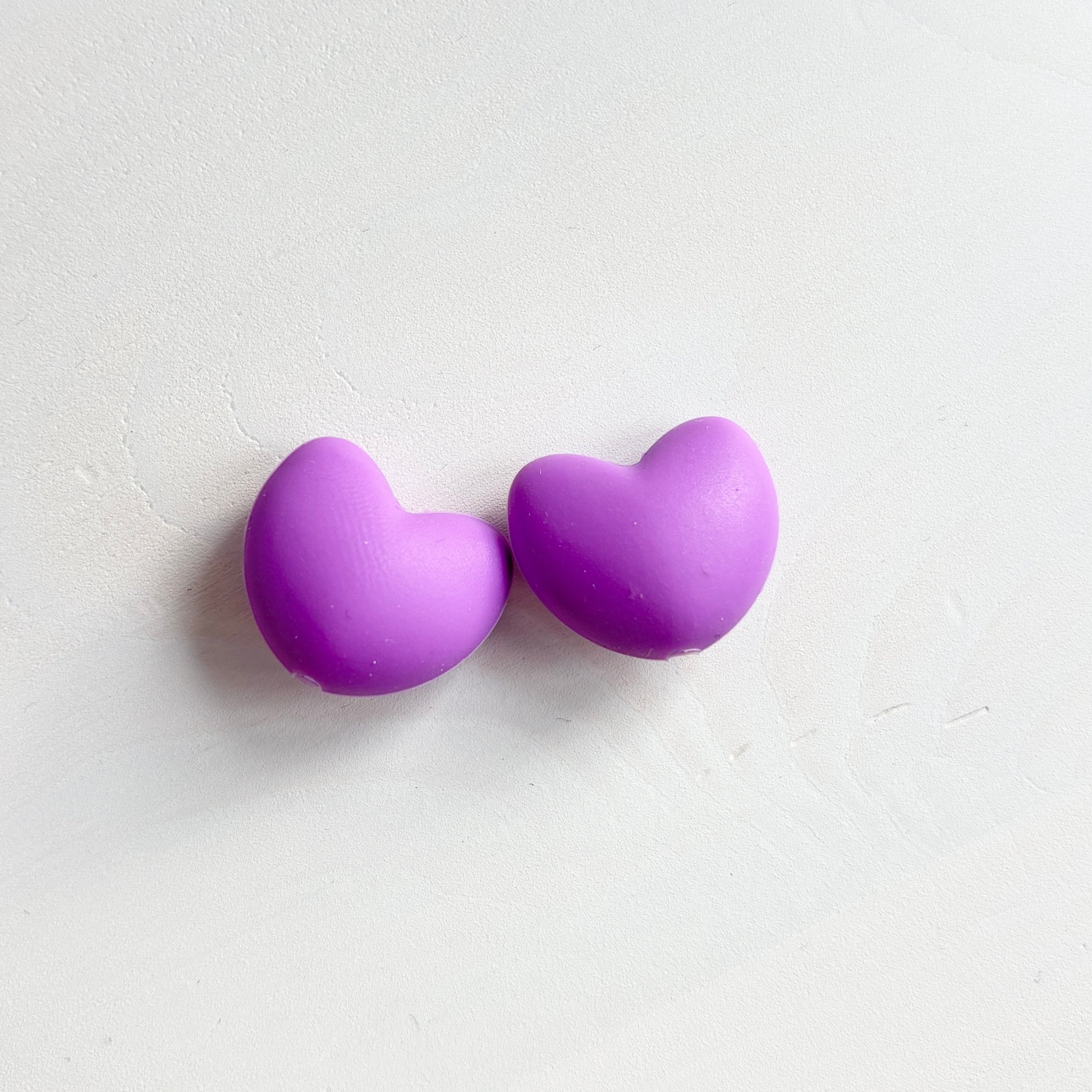 Violetit sydän puikkostopparit. Auttavat pitämään silmukat puikoilla.
