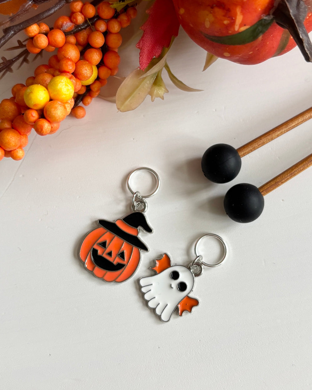 Halloween-setti neulojalle, silmukkamerkki, puikkostoppari